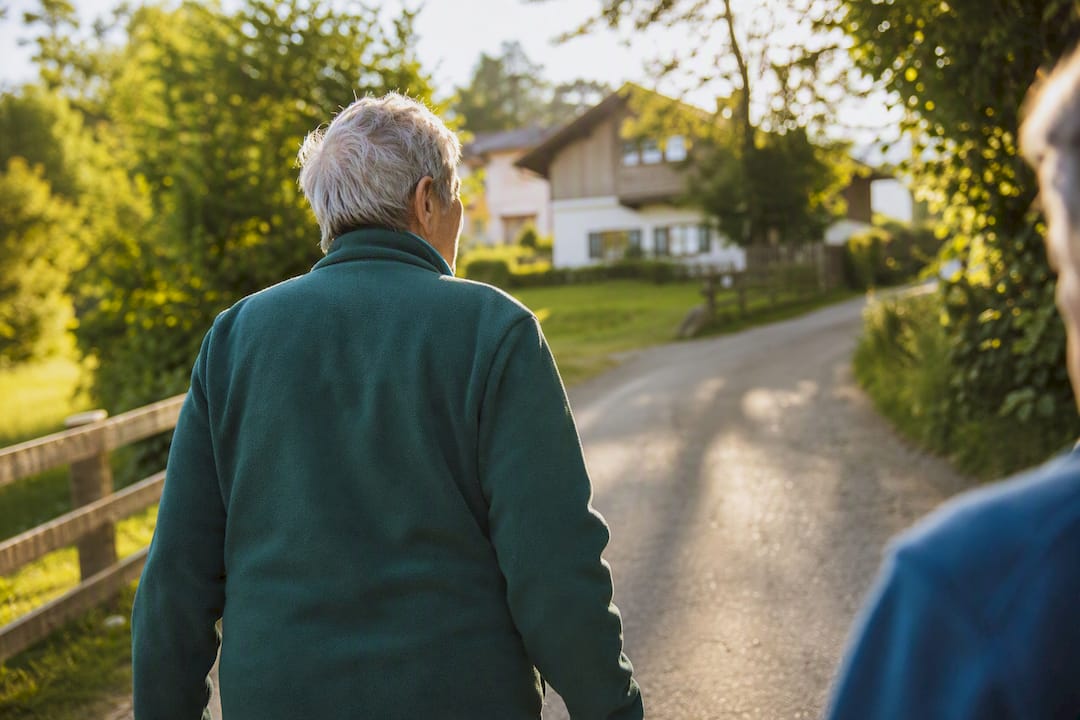 Senior macht sich langsam auf den Weg zu seinem vertrauten früheren Wohnort